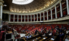 Emmanuel Macron retrouve la semaine prochaine le pouvoir de dissoudre l'Assemblée nationale. Mais après l'échec de la précédente dissolution, qui a plombé sa fin de règne, il assure vouloir éviter d'y recourir sauf en cas de blocage du pays ( AFP / STEPHANE DE SAKUTIN )