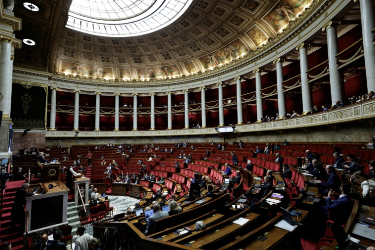 Emmanuel Macron retrouve la semaine prochaine le pouvoir de dissoudre l'Assemblée nationale. Mais après l'échec de la précédente dissolution, qui a plombé sa fin de règne, il assure vouloir éviter d'y recourir sauf en cas de blocage du pays ( AFP / STEPHANE DE SAKUTIN )