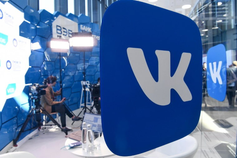 Le logo de la plateforme russe de réseaux sociaux VK à Saint-Pétersbourg, le 24 mai 2018 ( AFP / Kirill KUDRYAVTSEV )
