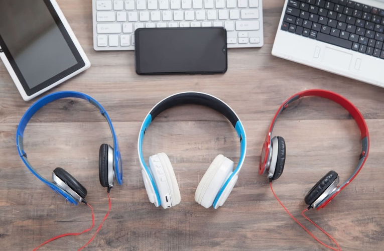 (Crédits photo : Adobe Stock - Produits high tech de la famille achetés pour les French Days)
