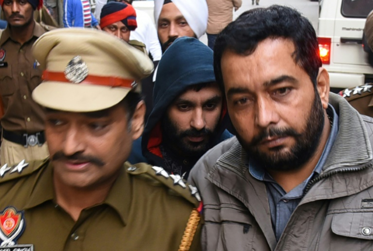 Jagtar Singh Johal (centre), le 24 novembre 2017, escorté au tribunal à Ludhiana en escorted to a court in Ludhiana en Inde ( AFP / Shammi MEHRA )