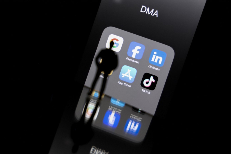 Le Digital Services Act, ou règlement sur les services numériques, en vigueur depuis août 2023, s'appliquera à l'ensemble des plateformes numériques dès le 17 février ( AFP / KENZO TRIBOUILLARD )