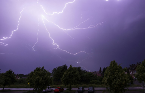 Un orage dans le ciel de Bruay-la-Buissiere, dans le nord de la France, le 14 juin 2025 ( AFP / Sameer Al-DOUMY )