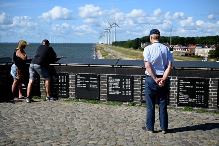 Un homme lit les noms des pêcheurs disparus en mer à Urk, le 3 juillet 2025 aux Pays-Bas ( AFP / Nicolas TUCAT )