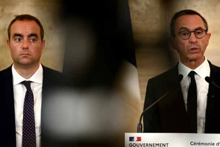 Le ministre de l'Intérieur Bruno Retailleau, à droite, et le ministre des Armées Sébastien Lecornu, à gauche, à Libourne en Gironde le 3 juillet 2025 ( AFP / Christophe ARCHAMBAULT )