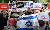 Des manifestants protestent contre le projet de jumelage de la ville de Strasbourg avec le camp palestinien d'Aïda, le 23 juin 2025 à Strasbourg ( AFP / FREDERICK FLORIN )