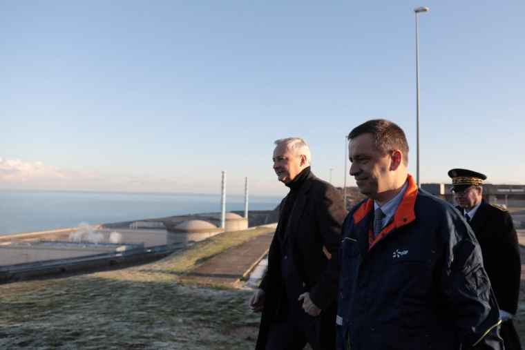 Le PDG d'EDF, Luc Rémont (2e à droite) et le ministre de l'Économie et des Finances Bruno Le Maire (à gauche) arrivent à la centrale nucléaire de Penly à Petit-Caux, sur la côte de la Manche, le 9 décembre 2022. ( AFP / LOU BENOIST )