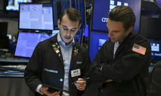 Deux opérateurs à la Bourse de New York le 13 juin 2025 ( AFP / ANGELA WEISS )