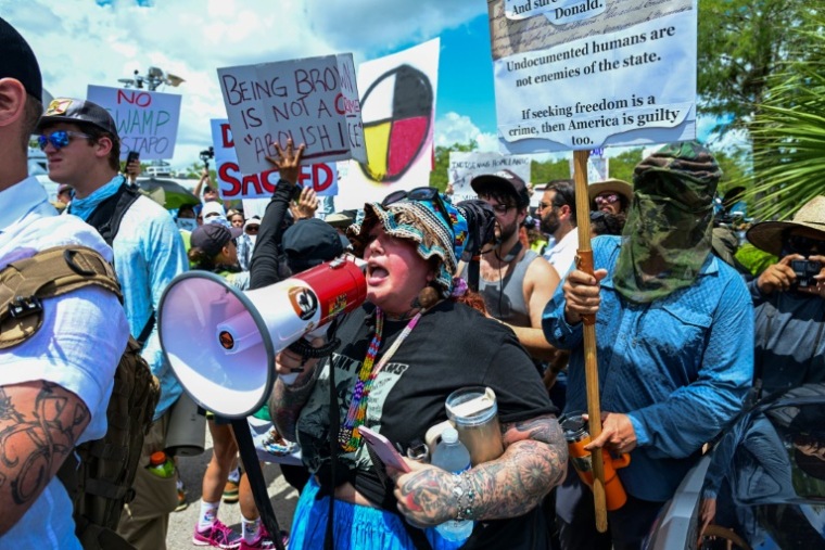 Des manifestants opposés à l'ouverture de l'"Alcatraz des alligators", à Ochopee, en Floride, le 1er juillet 2025 ( AFP / Giorgio VIERA )