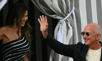 Lauren Sanchez et Jeff Bezos sortent de l'hôtel Aman à Venise, le 25 juin 2025 ( AFP / Stefano Rellandini )