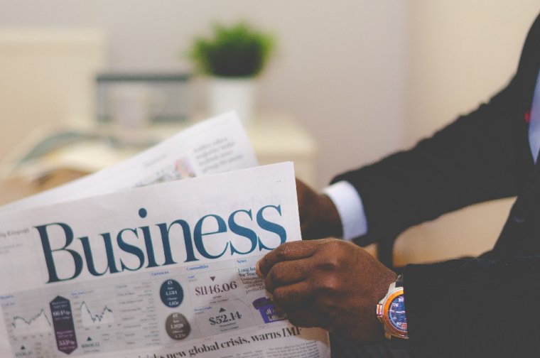 découvrez dans cet article trois choses qu'il vaut mieux savoir sur l'investissement en actions avant de débuter sur les marchés financiers (Crédits photo : Unsplash - Adeolu Eletu )