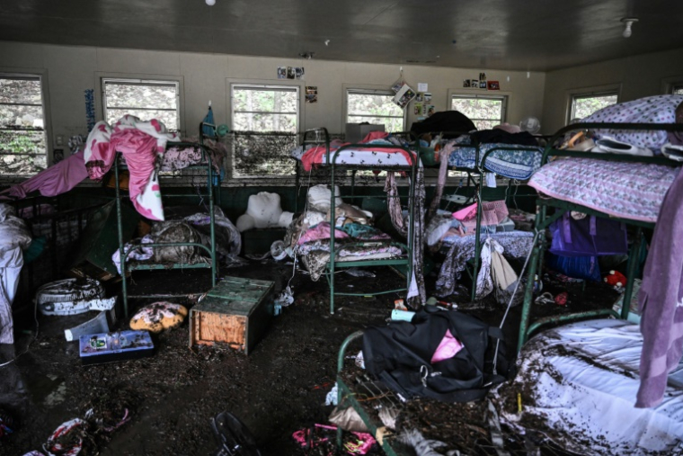 Vue de l'intérieur d'un chalet à Camp Mystic, un camp de vacances dévasté par des inondations meurtrières à Hunt, Texas, Etats-Unis, le 5 juin 2025 ( AFP / RONALDO SCHEMIDT )