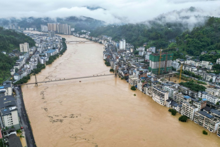 Des bâtiments inondés à Congjiang, dans la province de Guizhou, au sud-ouest de la Chine, le 24 juin 2025 ( AFP / STR )