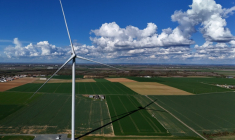 Une éolienne à Andilly-les-Marais, près de La Rochelle, le 10 mars 2025 ( AFP / Christophe ARCHAMBAULT )