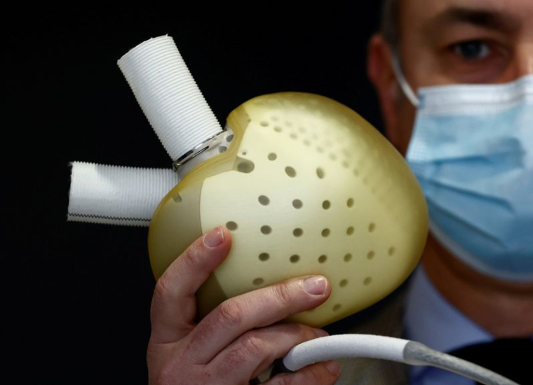 Le directeur général du fabricant français de cœurs artificiels Carmat, Stéphane Piat, pose en tenant un cœur artificiel à Vélizy