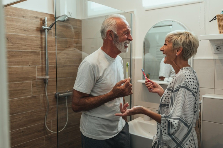Les pouvoirs publics veulent inciter les seniors à adapter leur logement pour faciliter le maintien à domicile (Crédits photo : Adobe Stock - )