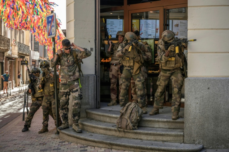Des soldats du 3e Régiment de parachutistes d'infanterie de marine participent à un exercice militaire intitulé « Cathare 25 », dans la cité historique de Carcassonne le 27 juin 2025 ( AFP / Ed JONES )