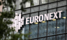 Le logo d'Euronext sur un bâtiment de la Défense