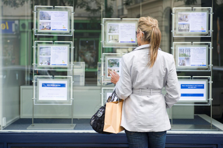 Frais d’agence immobilière, remboursement d’un crédit en cours, imposition… L’argent récolté lors de la vente de votre logement est amputé de certains frais.