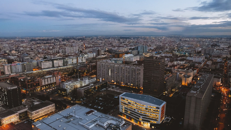 Selon Meilleurs Agents, les prix devraient reculer d’ici 12 mois, de 2% à Lyon (Crédits photo : Unsplash - Julien Rocheblave )