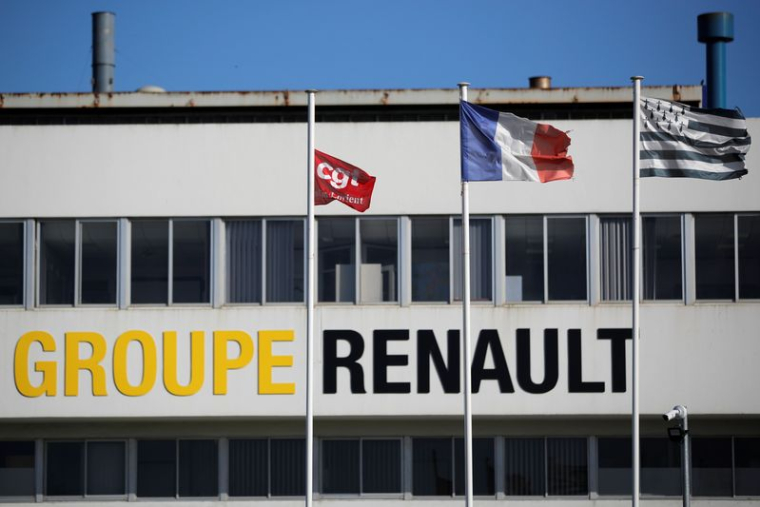 Des drapeaux devant la Fonderie de Bretagne, ancien site du Groupe Renault