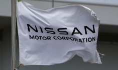 Un drapeau flotte au vent à l'usine Nissan Motor d'Oppama à Yokosuka
