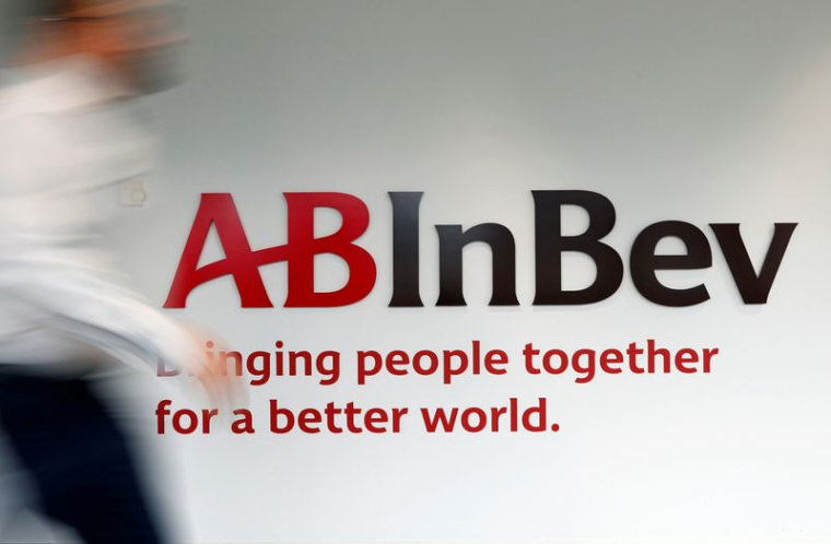 Le logo d'AB InBev est représenté à l'intérieur du siège du brasseur à Louvain