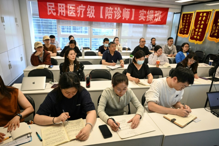 Des personnes assistent à un programme de formation d'accompagnateur de patients à Pékin, le 15 mai 2025 en Chine ( AFP / Jade GAO )