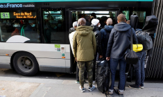 La RATP peine depuis plusieurs mois à faire circuler correctement ses autobus et métros ( AFP / LUDOVIC MARIN )