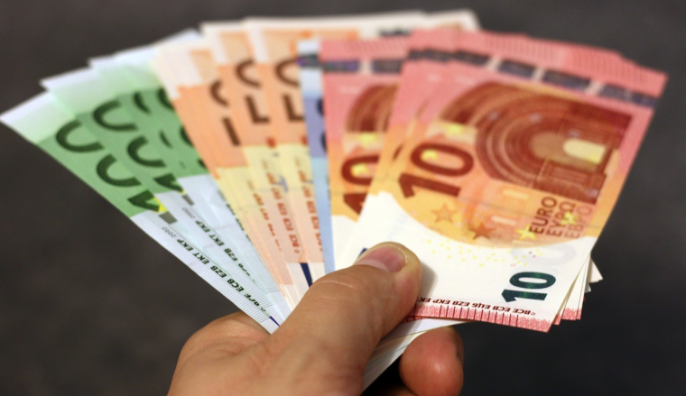 L'aide sera directement versée sur le compte bancaire des bénéficiaires (illustration). (PIXABAY / MOERSCHY)