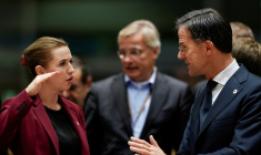 La Première ministre danoise Mette Frederiksen (à gauche) et le secrétaire général de l'Otan Mark Rutte, le 18 octobre 2019 à Bruxelles ( AFP / Kenzo TRIBOUILLARD )