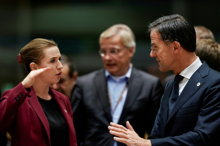 La Première ministre danoise Mette Frederiksen (à gauche) et le secrétaire général de l'Otan Mark Rutte, le 18 octobre 2019 à Bruxelles ( AFP / Kenzo TRIBOUILLARD )