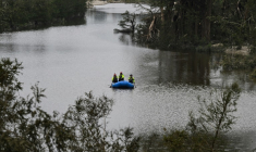 Des sauveteurs à bord d'un bateau pneumatique sur le fleuve Guadalupe recherchent des personnes portées disparues après les inondations à Hunt, au Texas, le 6 juillet 2025 ( AFP / RONALDO SCHEMIDT )