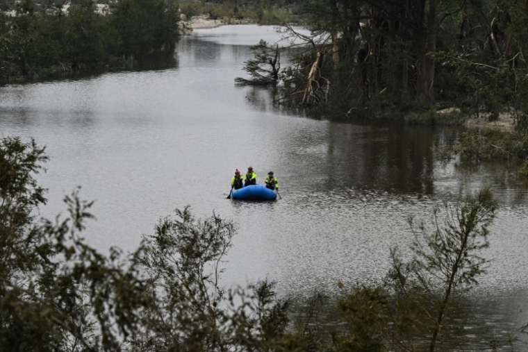 Des sauveteurs à bord d'un bateau pneumatique sur le fleuve Guadalupe recherchent des personnes portées disparues après les inondations à Hunt, au Texas, le 6 juillet 2025 ( AFP / RONALDO SCHEMIDT )