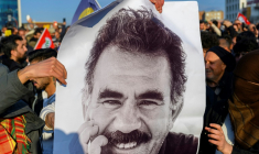 Des partisans tiennent un poster du fondateur du Parti des travailleurs du Kurdistan (PKK) Abdullah Öcalan, en Turquie le 27 février 2025 ( AFP / Yasin AKGUL )