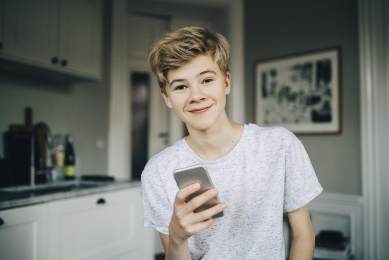 Découvrez tous nos conseils pour l’achat du premier téléphone portable de votre enfant. ( crédit photo : Getty Images )