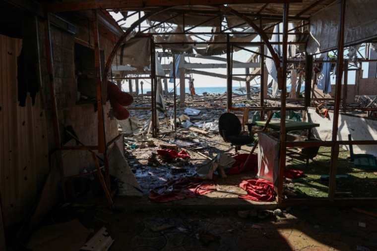 Photo montrant les dégâts au café Al-Baqa, dévasté par une frappe israélienne sur le front de mer à Gaza-ville le 30 juin 2025 ( AFP / Omar AL-QATTAA )