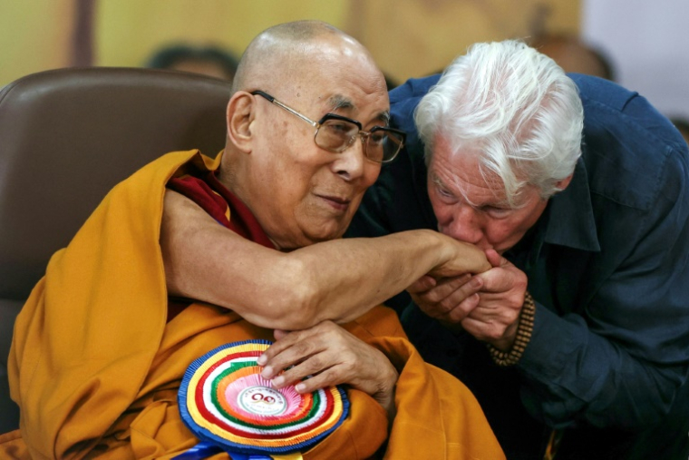 L'acteur américain Richard Gere (D) baise la main du Dalai Lama lors d'une prière à l'occasion du 90e anniversaire du chef spirituel des Tibétains au temple de McLeod Ganj, en Inde, le 6 juillet 2025 ( AFP / Niharika KULKARNI )