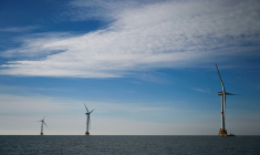 Des éoliennes au large de Port-de-Bouc, le 7 décembre 2023 dans les Bouches-du-Rhône ( AFP / Christophe SIMON )
