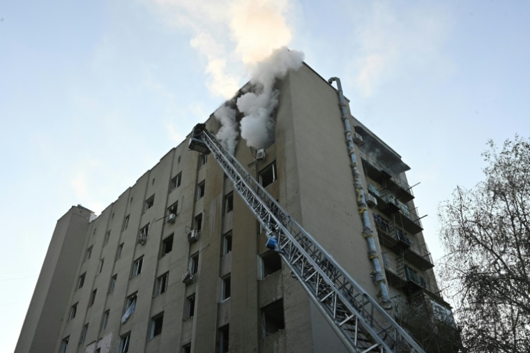 Des pompiers éteignent un feu dans un immeuble résidentiel après une frappe de drone russe à Kharkiv, le 7 juillet 2025 en Ukraine ( AFP / SERGEY BOBOK )