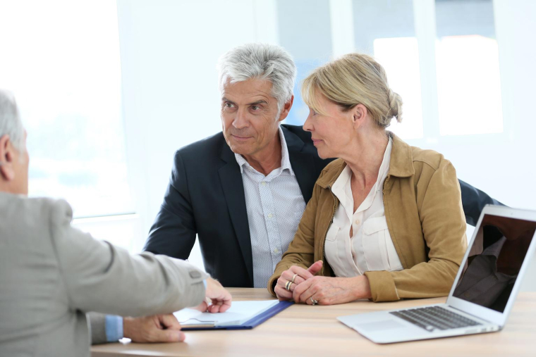 Lorsque vous détenez un contrat d’assurance-vie, vous pouvez investir sur des placements autres que les fonds en euros ou les unités de compte crédit photo : goodluz/Shutterstock / goodluz