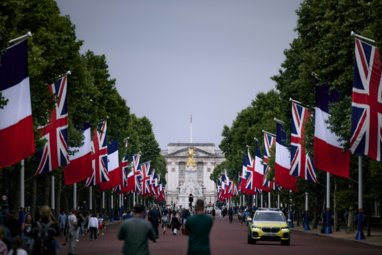 Des drapeaux britanniques et français le long du Mall menant au palais de Buckingham à Londres, le 6 juillet 2025, avant une visite d'Etat du président français Emmanuel Macron ( AFP / BENJAMIN CREMEL )