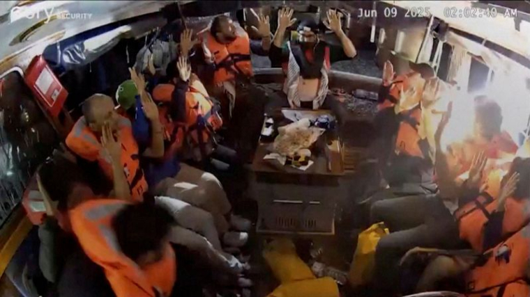 Une vidéo de surveillance montre l'équipage du "Madleen", un yacht battant pavillon britannique à destination de Gaza, lever les mains en l'air