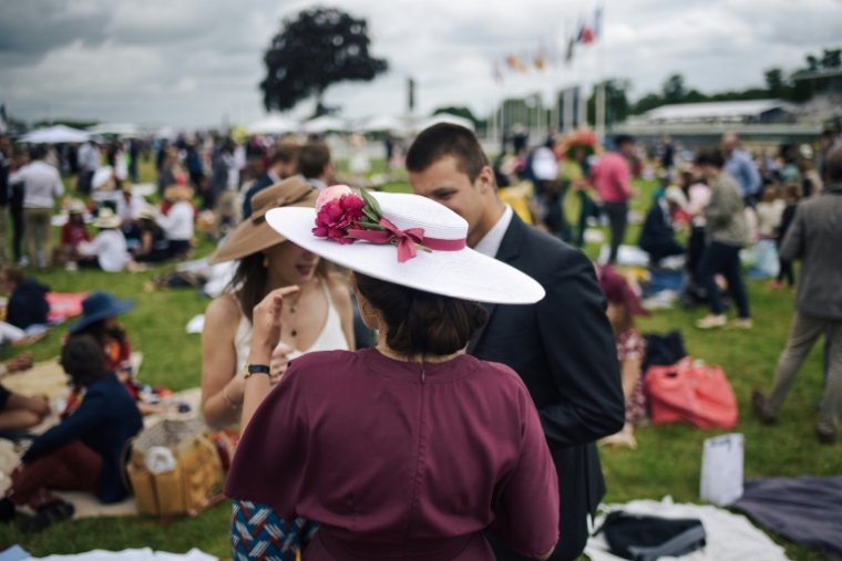 Des spectateurs avant le 169e Prix de Diane, le 17 juin 2018 à Chantilly, au nord de Paris ( AFP / LUCAS BARIOULET )