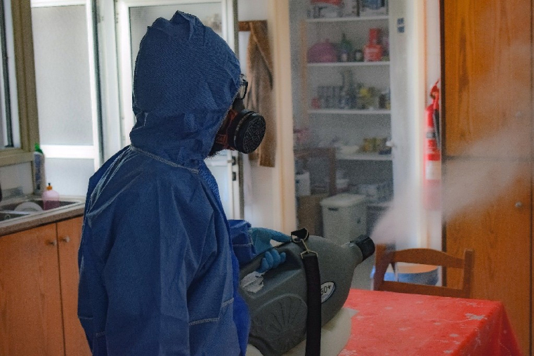 Vêtus d'une blouse blanche et disposant de machines à nettoyer ou de sprays désinfectants, ils [les escrocs] se font passer pour des agents municipaux pour convaincre les occupants (Crédits photo : Pixabay - Dimitris Vetsikas )