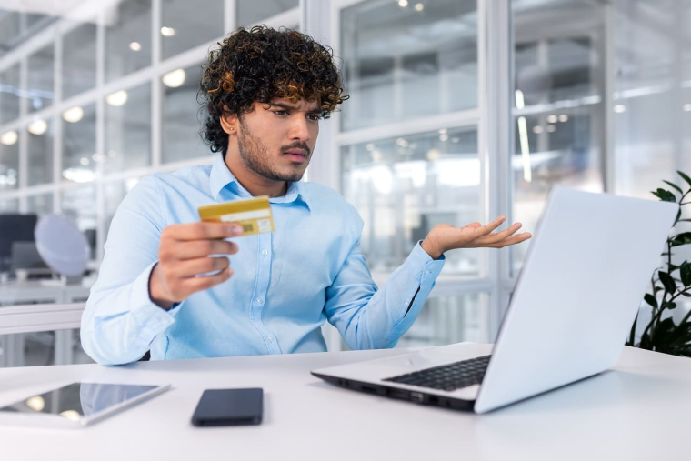 (Crédits photo : Adobe Stock - Client d'une banque bloqué par les plafonds de paiement)