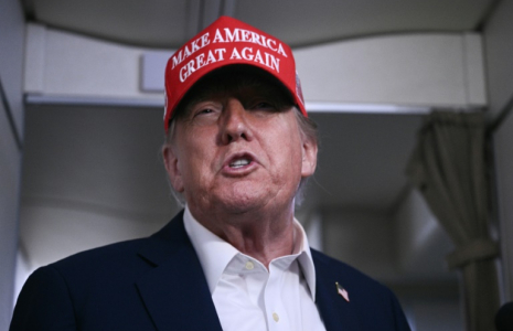 Le président américain Donald Trump parlant aux journalistes à bord d'Air Force One le 4 juillet 2025 ( AFP / Brendan SMIALOWSKI )