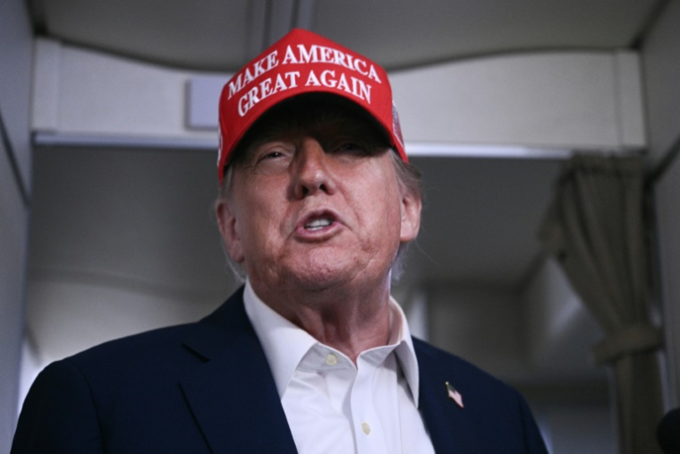 Le président américain Donald Trump parlant aux journalistes à bord d'Air Force One le 4 juillet 2025 ( AFP / Brendan SMIALOWSKI )