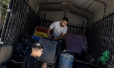Des Palestiniens du camp de réfugiés de Tulkarem, en Cisjordanie occupée, déménagent leurs biens avant la démolition de leur maison programmée par l'armée israélienne, le 2 juillet 2025 ( AFP / JOHN WESSELS )
