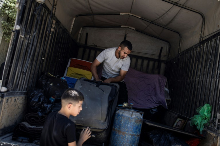 Des Palestiniens du camp de réfugiés de Tulkarem, en Cisjordanie occupée, déménagent leurs biens avant la démolition de leur maison programmée par l'armée israélienne, le 2 juillet 2025 ( AFP / JOHN WESSELS )